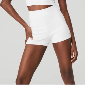 NWOT ALO YOGA Goddess Ribbed High-Waist Hot Short in White XS